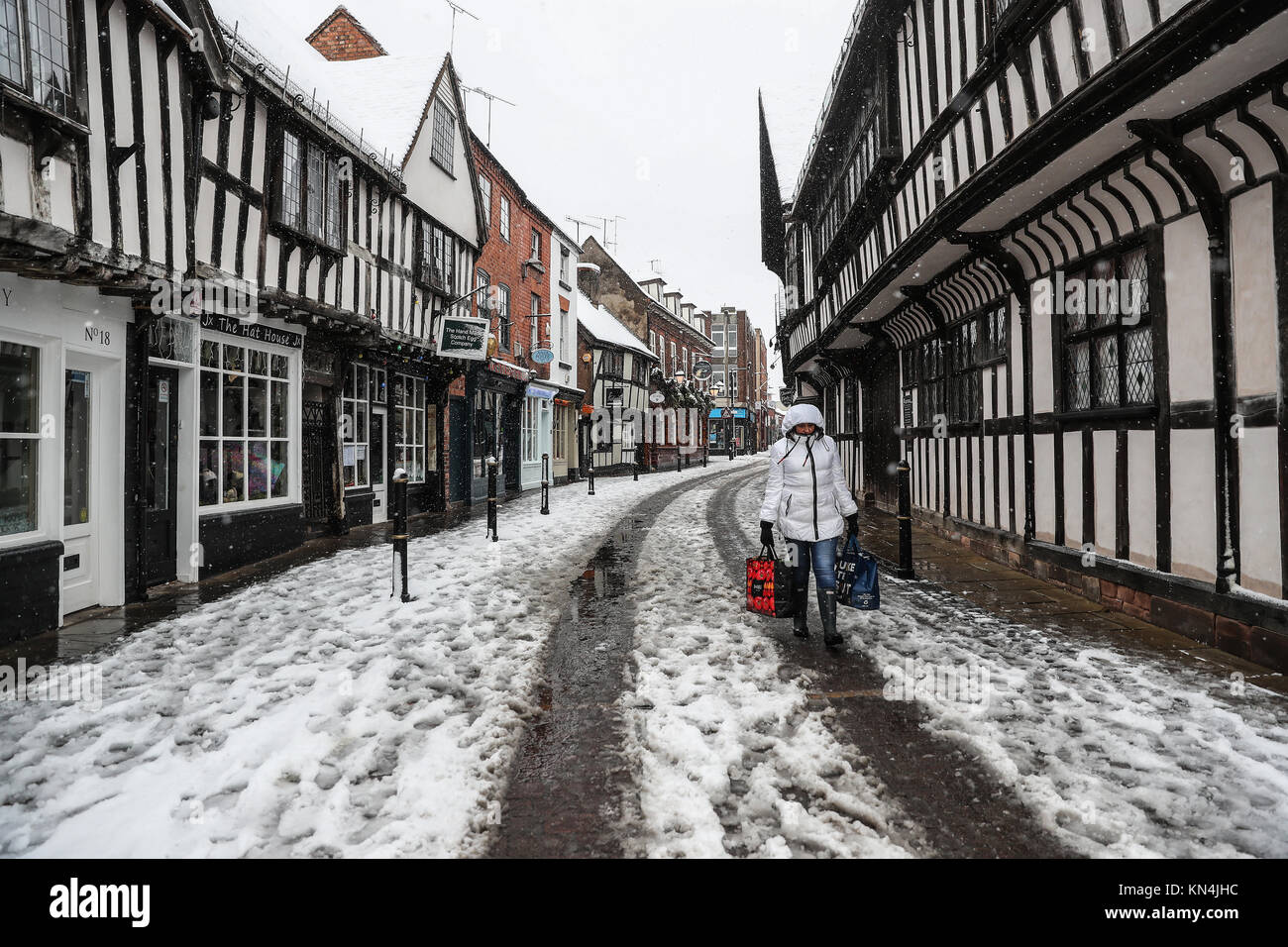 Die Einheimischen ihren Weg bis Schnee Straßen in Worcester bedeckt, starker Schneefall über Teile von Großbritannien weitverbreitete Störungen verursacht, schließen Straßen und Erdung Flüge am Flughafen. Stockfoto