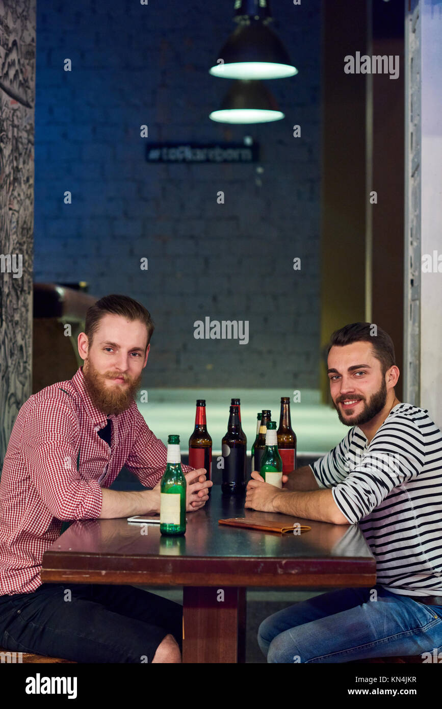 Zwei Freunde trinken Bier in der Bar Stockfoto