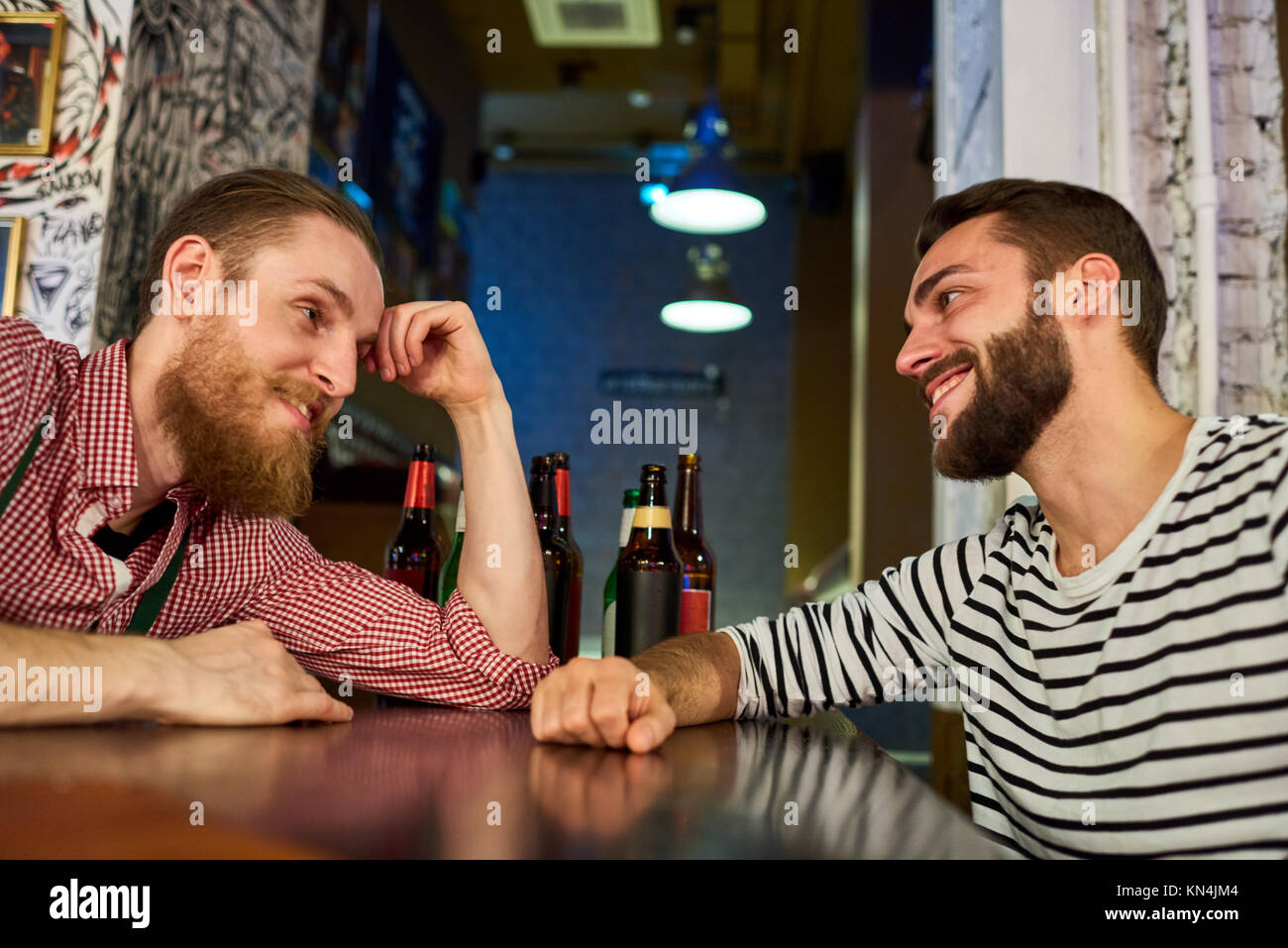 Zwei Betrunkene Freunde sprechen in Bar Stockfoto