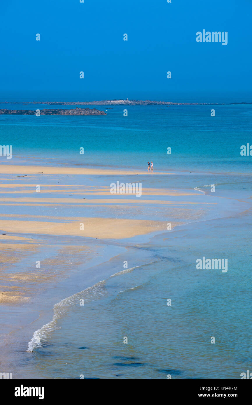 Türkisblaues Wasser und Sandstrand, Shell Beach, Herm, Channel Islands, Großbritannien Stockfoto