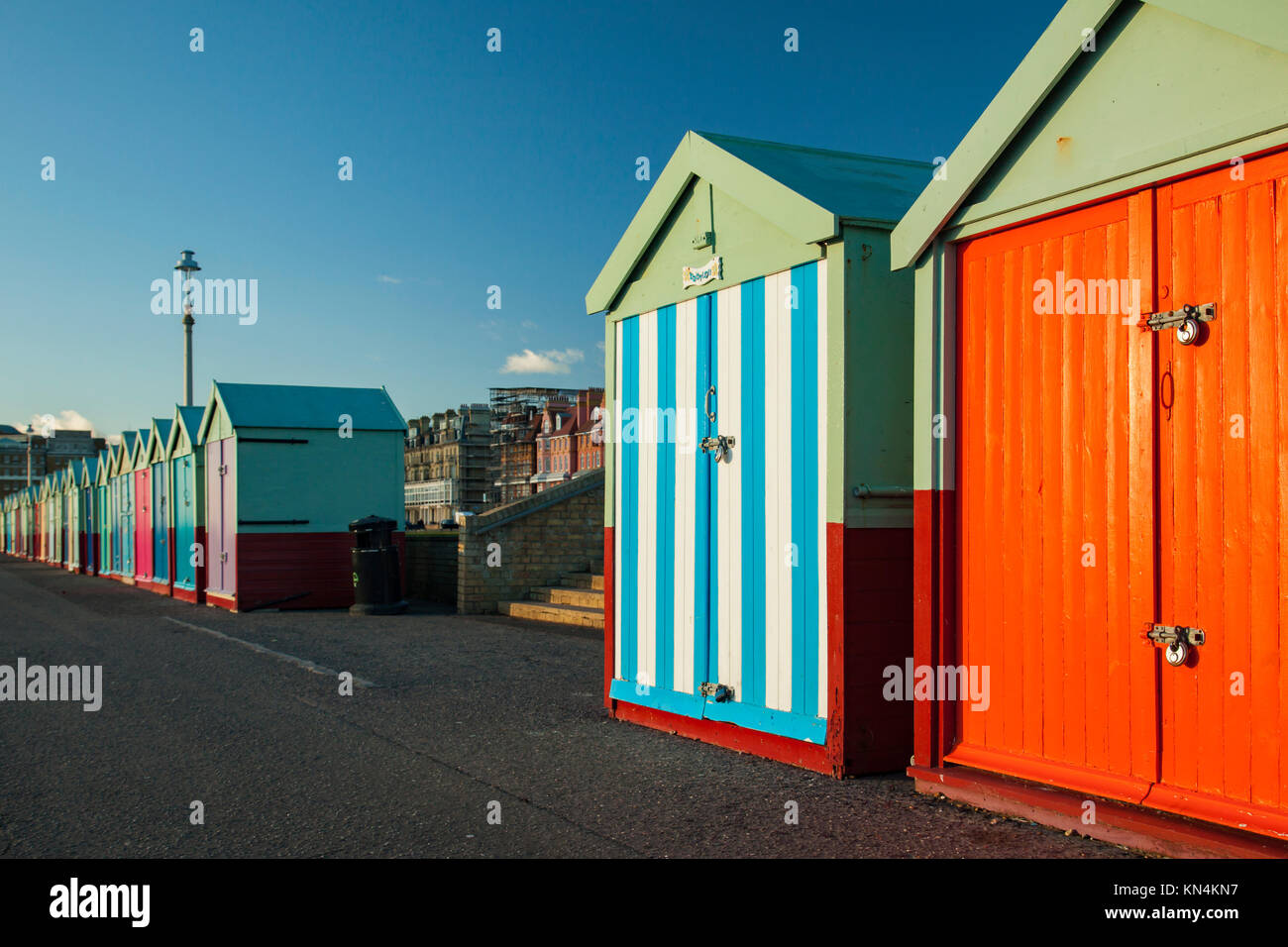 Farbenfrohe Strand Hütten auf der Strandpromenade Hoves entfernt, UK. Stockfoto
