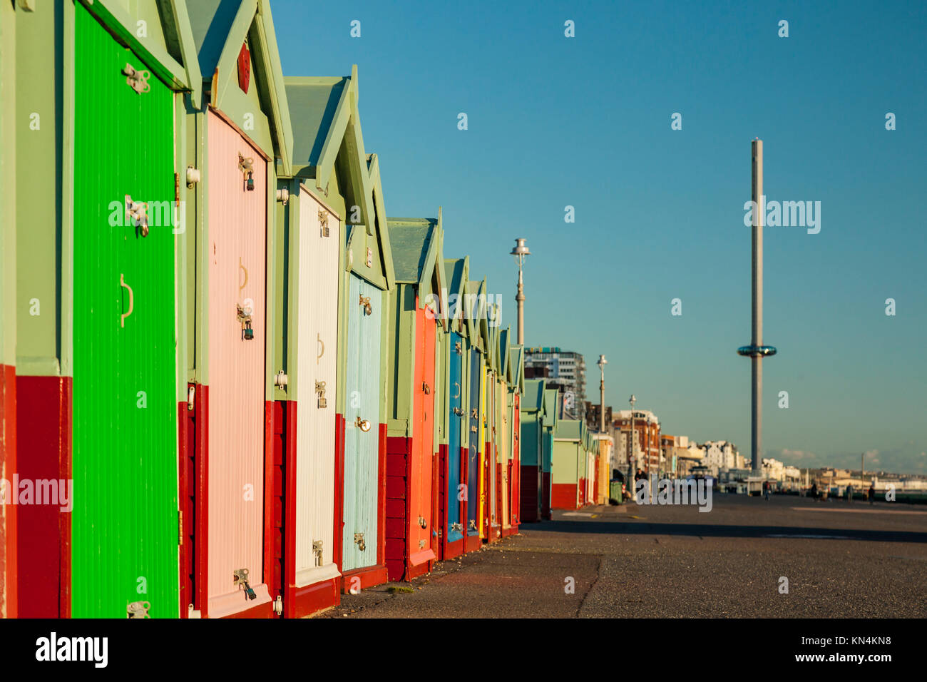 Winter am Nachmittag direkt an der Meeresküste von Brighton, UK. Stockfoto