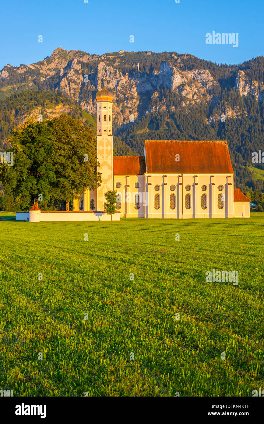 Barocke Kirche St. Coloman, in der Rückseite Bergkette Tegelberg, Schwangau, Ostallgäu, Allgäu, Schwaben, Bayern, Deutschland Stockfoto