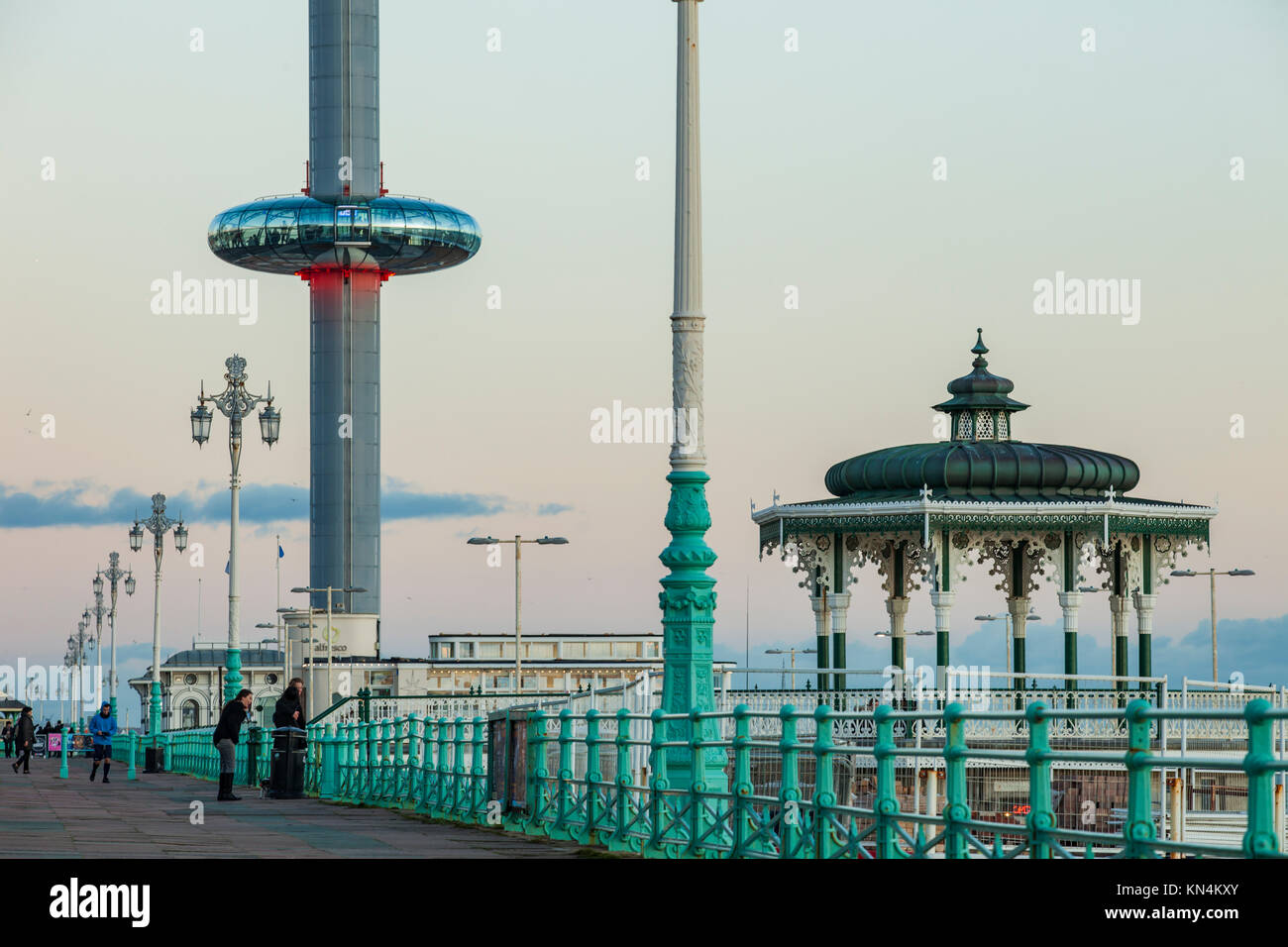 Winter Abend direkt an der Meeresküste von Brighton, UK. Stockfoto
