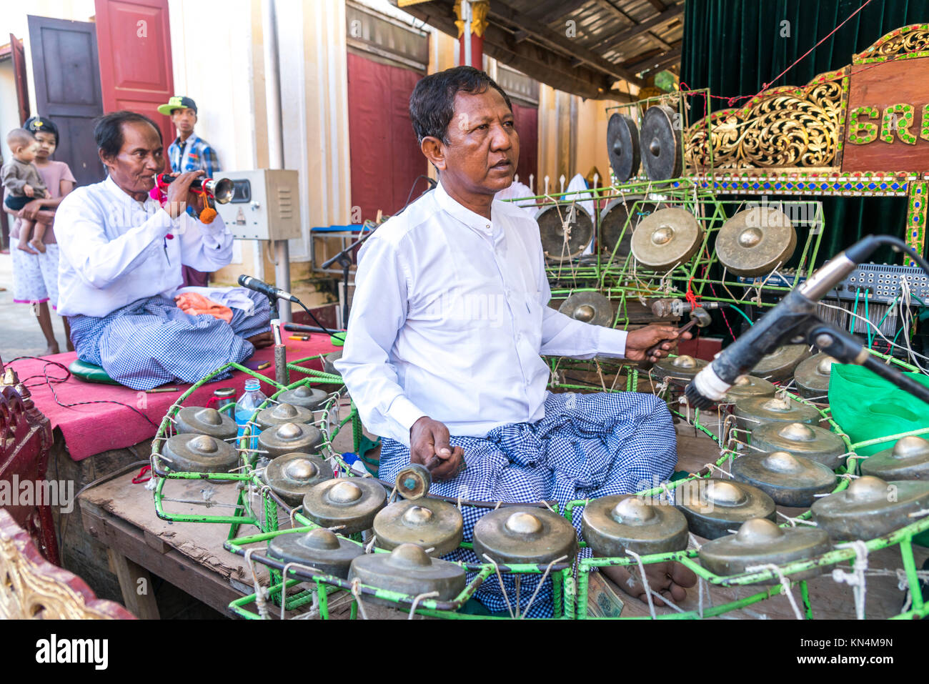 Musiker im Tempel Festival in der Shwezigon Pagode, Bagan, Myanmar, Asien, Bagan, Myanmar Stockfoto