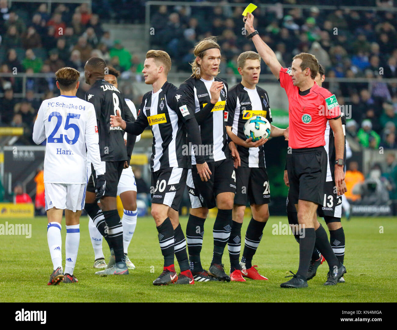 Sport, Fußball, Bundesliga, 2017/2018, Borussia Mönchengladbach vs FC Schalke 04 1:1, Stadion Borussia Park, gelbe Karte an Nico Elvedi (MG), v.l.n.r. Amin Harit (S04), Denis Zakaria (MG), Nico Elvedi (MG), Jannik Vestergaard (MG), Matthias Ginter (MG), Schiedsrichter Sascha Stegemann Stockfoto