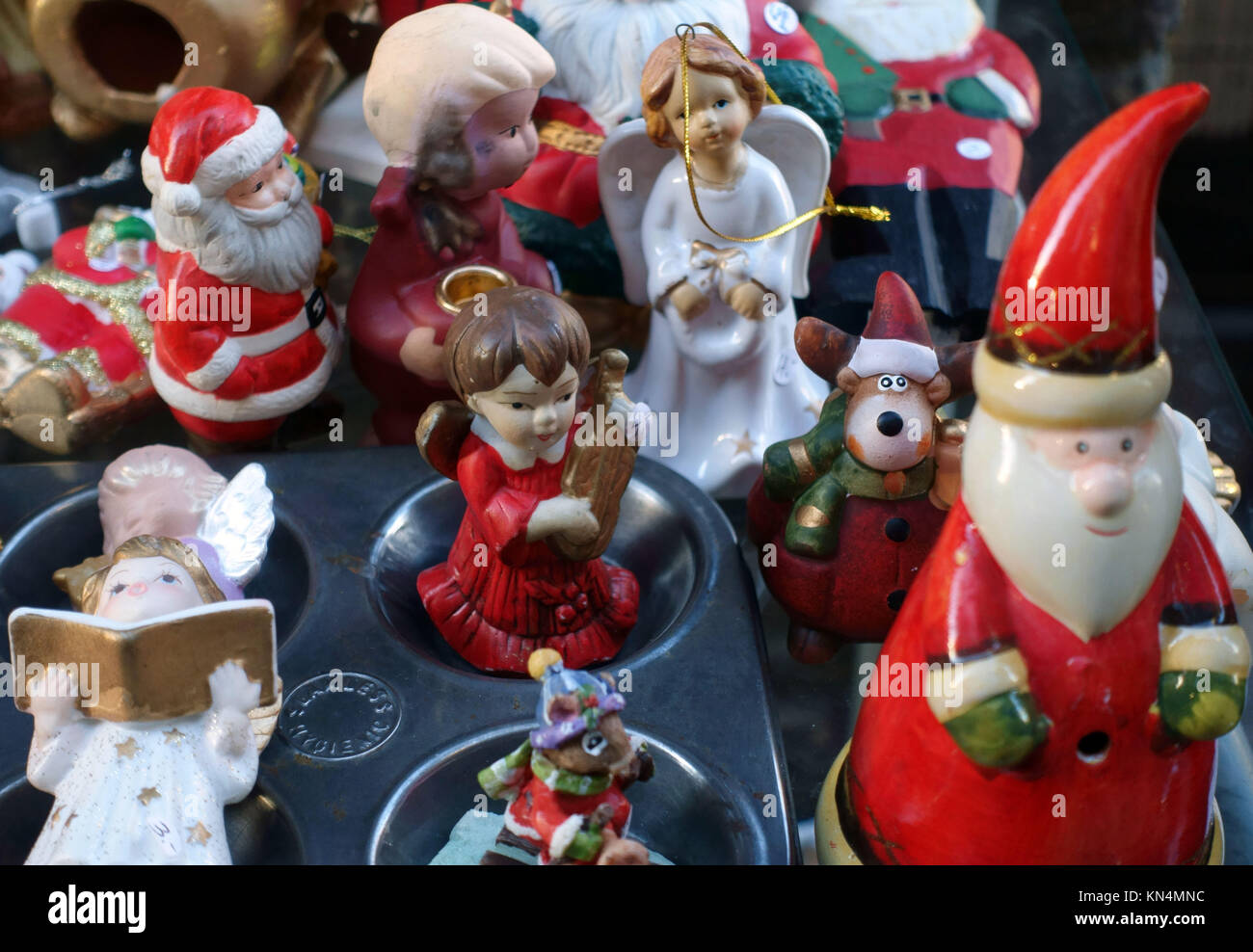 Weihnachten figuren auf den Verkauf außerhalb Antiquitäten Shop in London Stockfoto