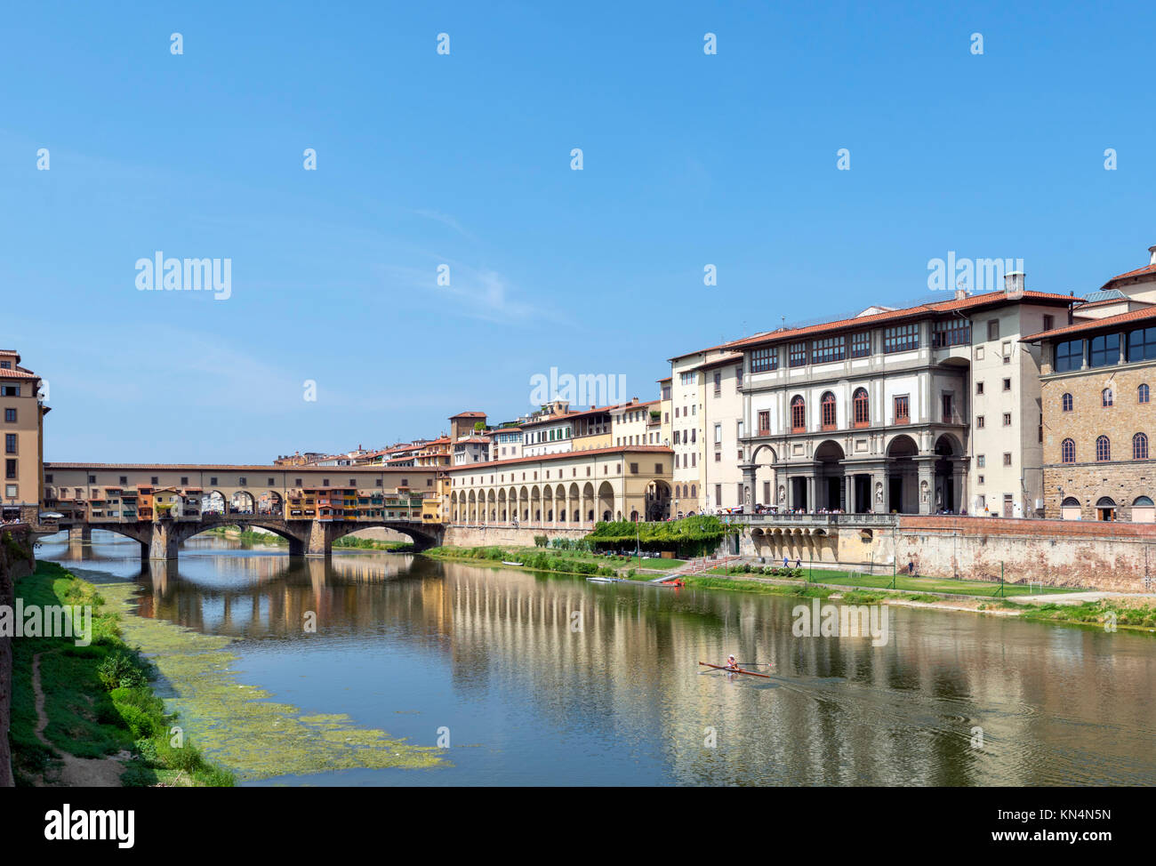 Blick auf den Ponte Vecchio und die Uffizien aus über den Fluss Arno, Florenz, Italien. Stockfoto