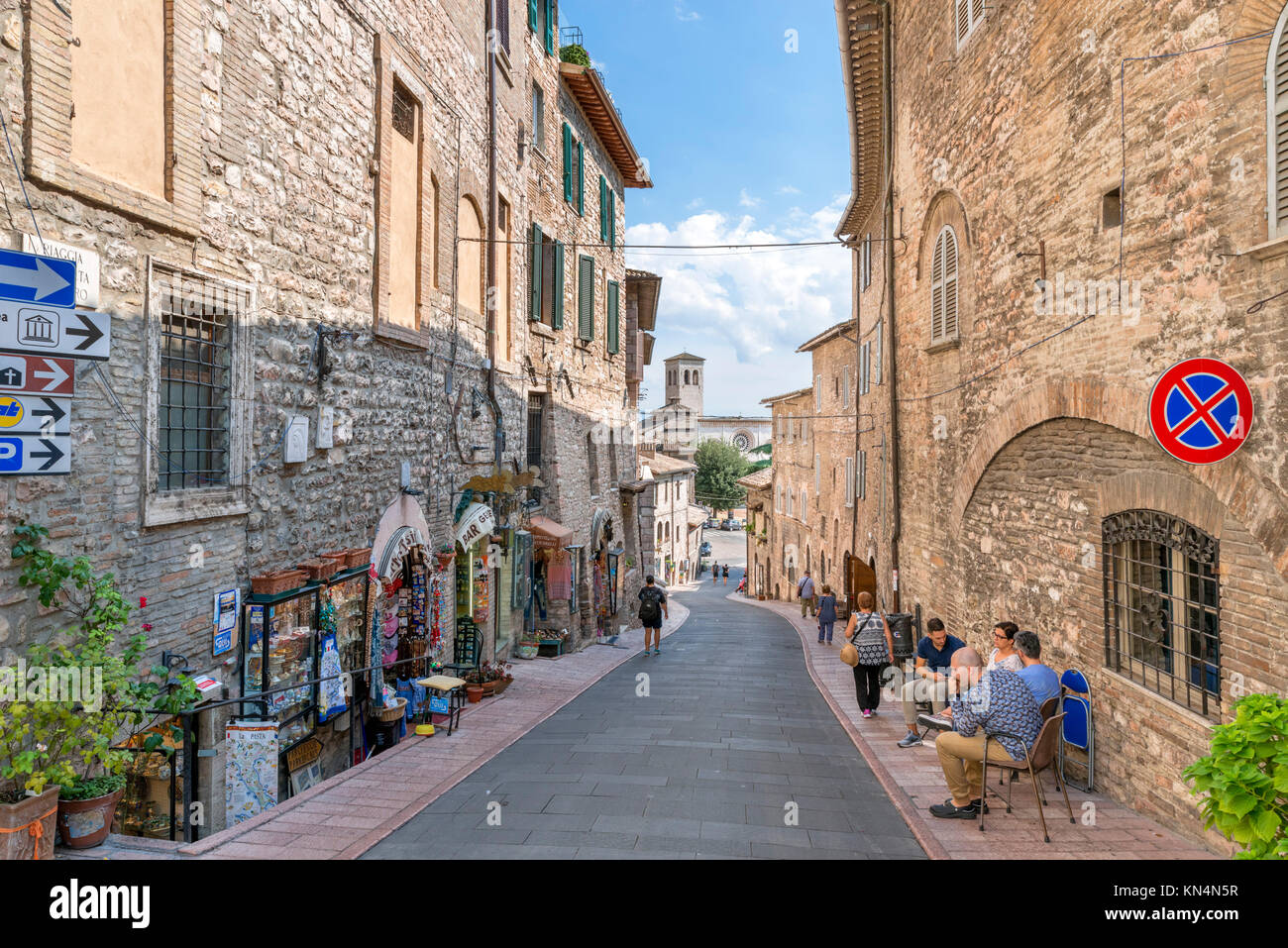 Geschäfte auf der Via Piaggia San Pietro in der Altstadt, Assisi, Umbrien, Italien Stockfoto