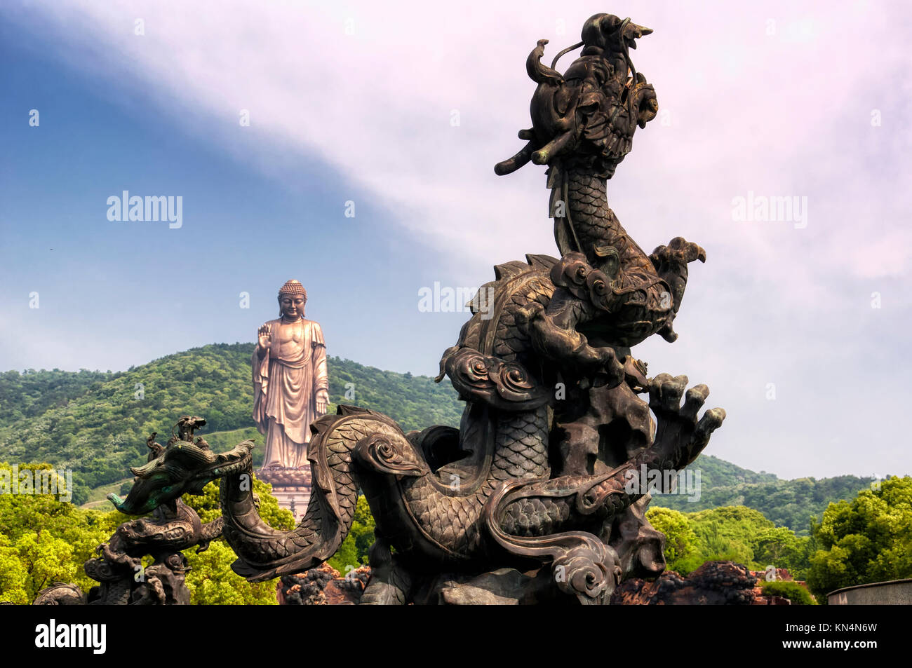 Einer der neun Drachen der Nine Dragons Baden Shakyamuni Buddha Brunnen am Lingshan Grand Scenic Area in Wuxi, China, Provinz Jiangsu. Stockfoto