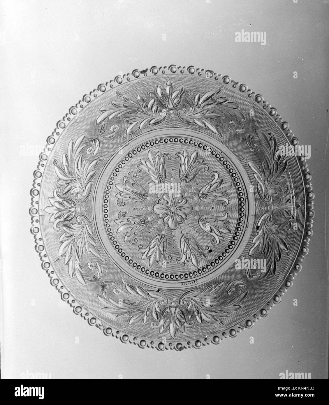 Eine aus amerikanischer Spitze gepresste Glasschale mit einem Durchmesser von etwa 10,6 Zoll (26,8 cm), datiert von 1830–1845. Diese Schüssel ist Teil der Sammlung des Metropolitan Museum of Art, die zum Gedenken an Dr. Charles W. Green geschenkt wurde. Stockfoto