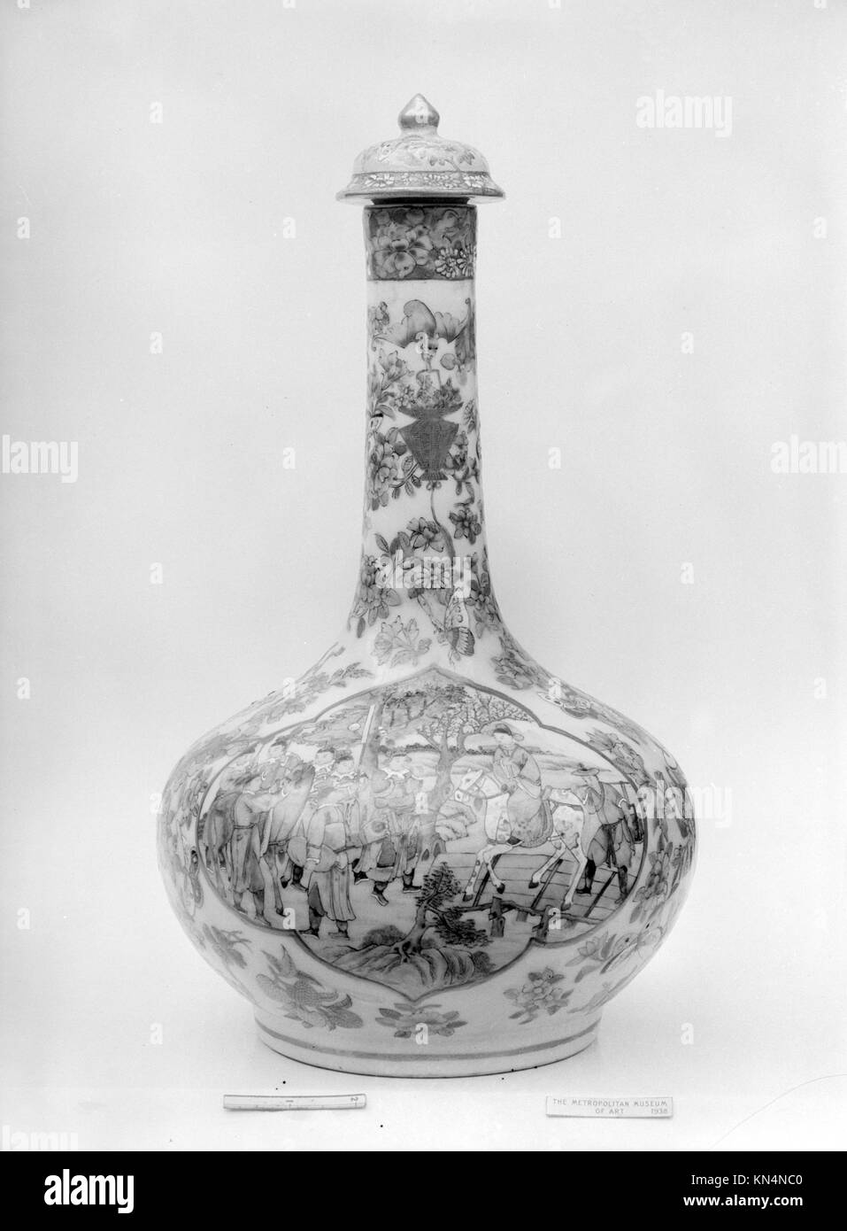 Bottle MET 115458 602 Chinese, Bottle, 1825?45, Porzellan, H. 22 1/2 Zoll (57.2 cm); Durchm. 8 1/2 Zoll (21.6 cm). Das Metropolitan Museum of Art, New York. Schenkung von Frau Henry M. Ferriday, 1938 (38.87.1a, b) Stockfoto