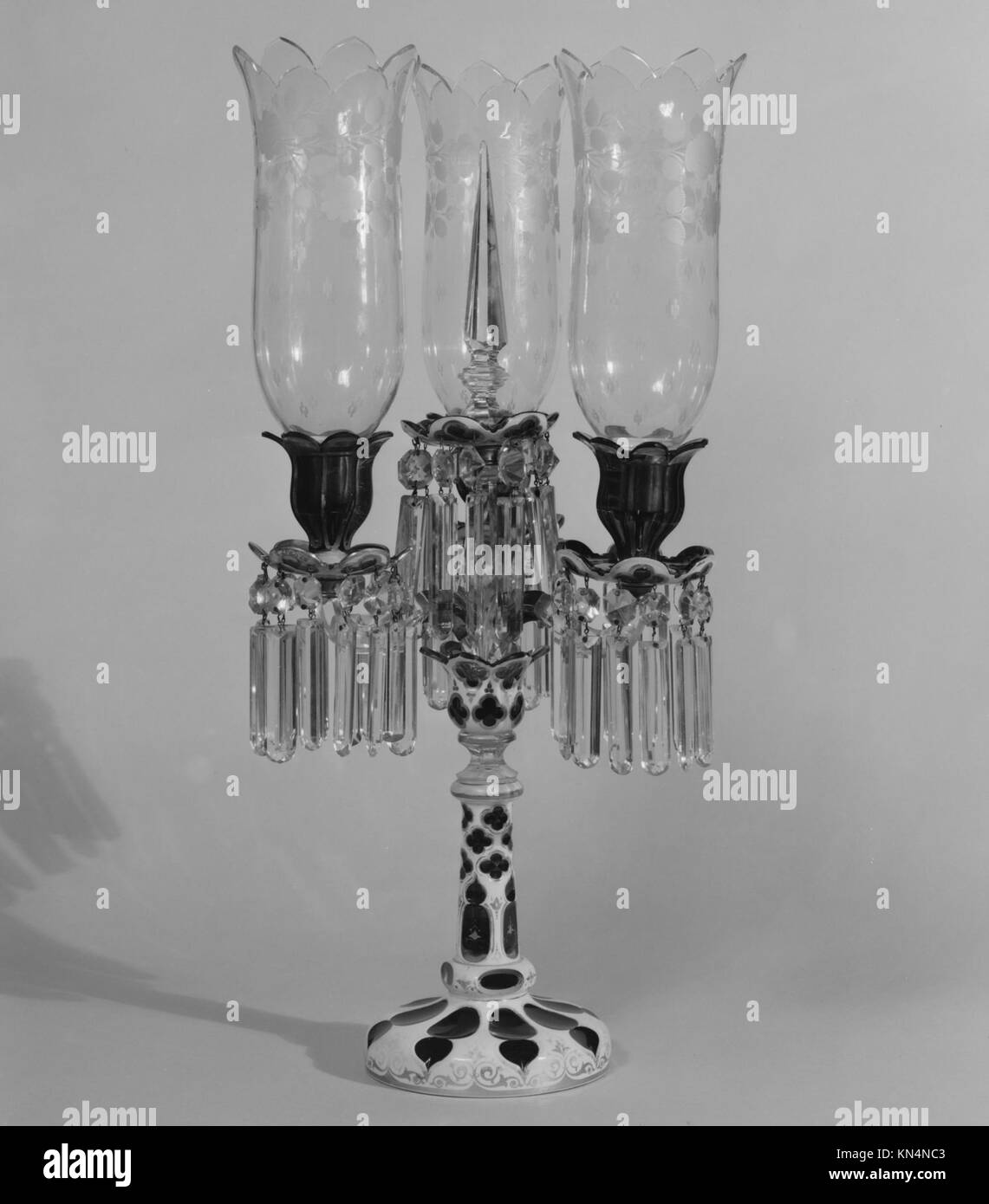 Candelabrum MET 156531 1117 amerikanisch oder französisch, candelabrum, ca. 1840, mundgeblasenes Glas, H. 27 7/8 Zoll (70.8 cm). Das Metropolitan Museum of Art, New York. Geschenk von Frau Screven Lorillard, 1952 (53.179.17a?o) Stockfoto