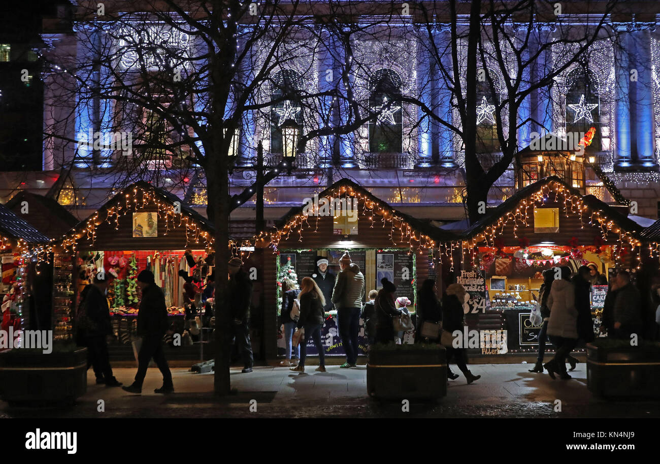 STAND-ALONE-Foto. Eine allgemeine Ansicht der Weihnachtsmarkt auf dem Gelände der Belfast City Hall. Stockfoto