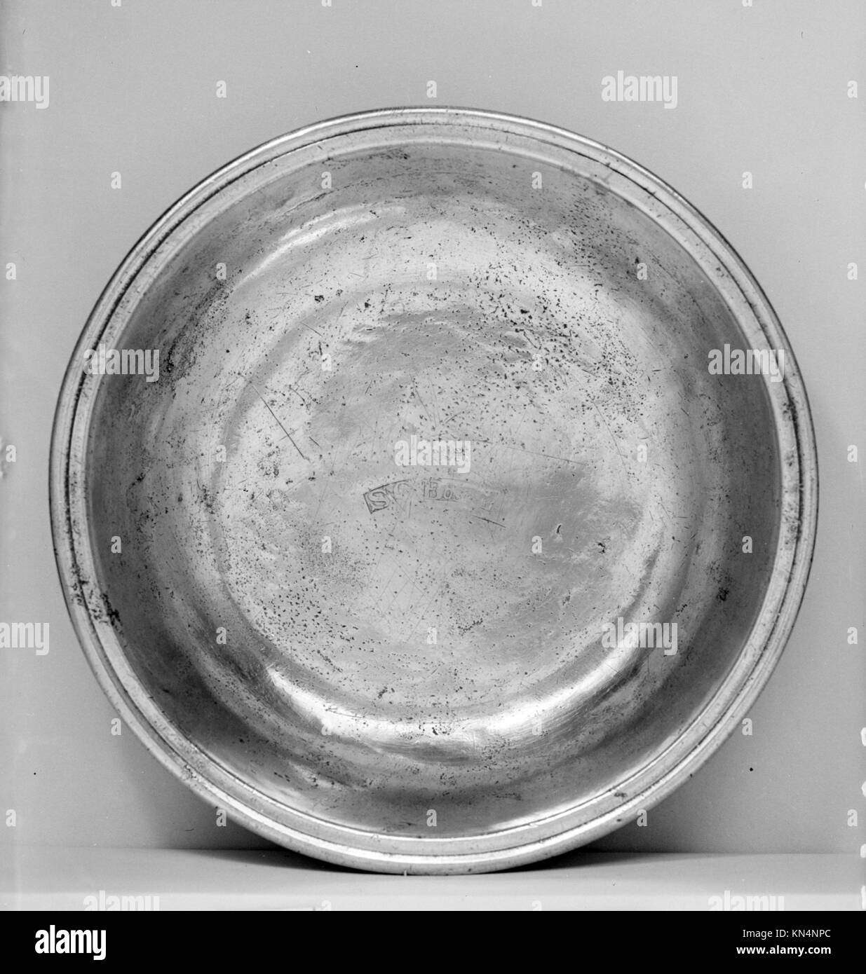 Dieses Zinnbecken, das von Samuel Green zwischen 1794 und 1834 hergestellt wurde, veranschaulicht dekoratives Zinndesign und Handwerk des späten 18. Bis frühen 19. Jahrhunderts. Stockfoto