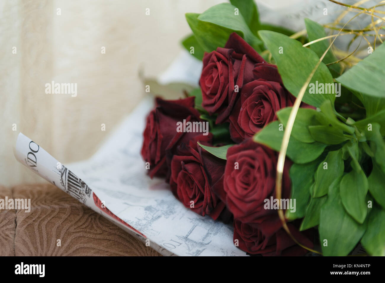 Luxus Strauß roter Rosen in Flower Shop Valentinstag Blumenstrauß aus roten  Rosen. Rote Rosen eingewickelt in Papier auf hölzernen Tisch Hintergrund  Stockfotografie - Alamy