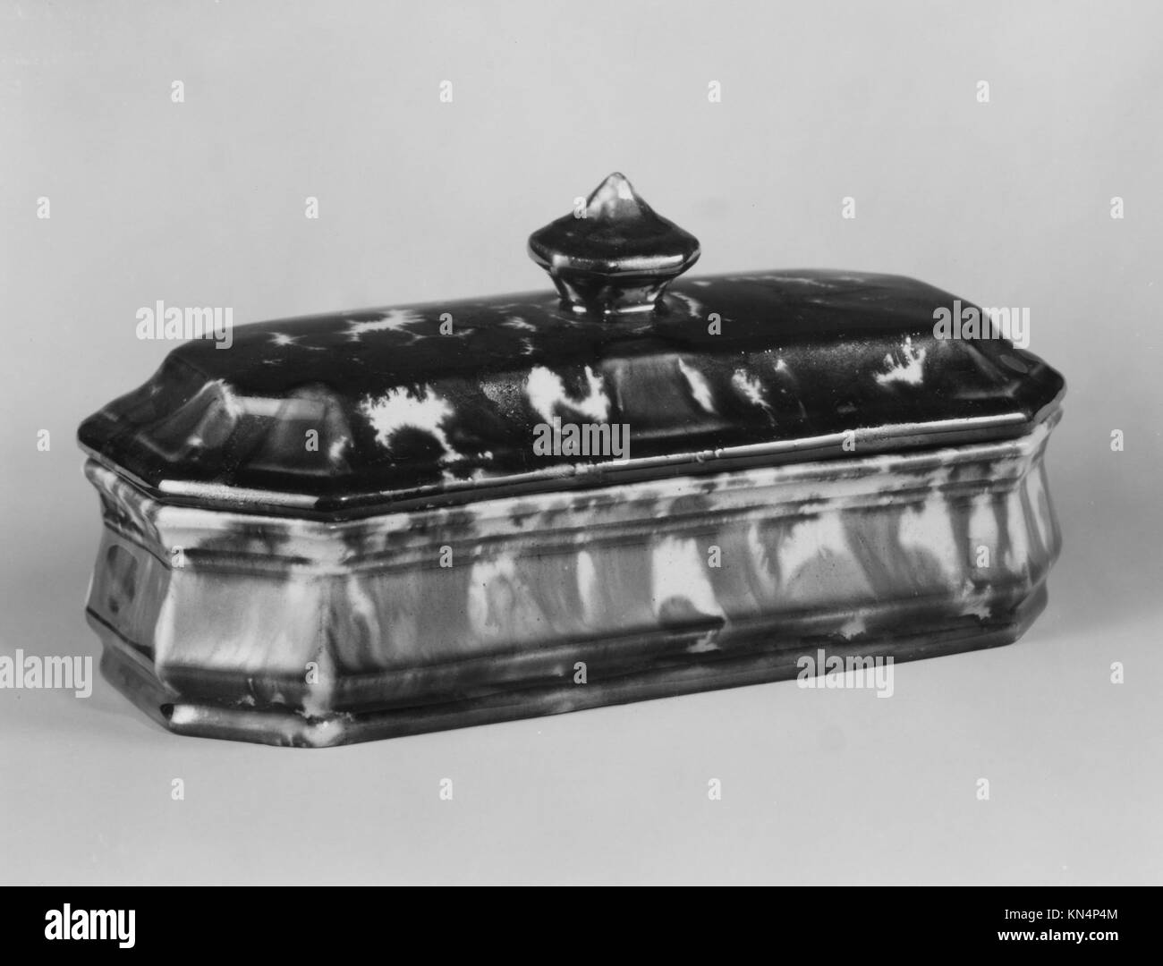 Diese überdachte Toilettenkiste, die von der United States Pottery Company (1852–1858) aus meliertem braunem Steingut gefertigt wurde, ist 1/2 cm hoch und 1/2 cm lang und entspricht dem amerikanischen Keramikdesign des 19. Jahrhunderts. Stockfoto