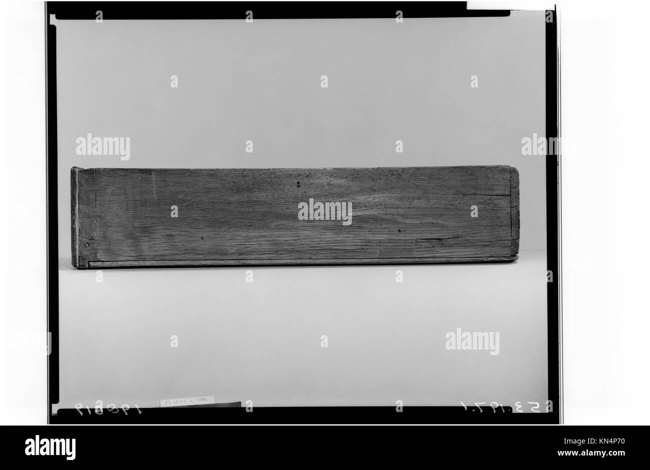 Ein amerikanischer Schrank von 1670 bis 1700 aus Eiche, Nussbaum, Kastanie, Zedernholz und Ahorn, die Möbel aus dem 17. Jahrhundert, traditionelle Holzarbeiten und die Ästhetik des Kolonialdesigns zeigen das Handwerk der Möbel aus dem 17. Jahrhundert. Stockfoto