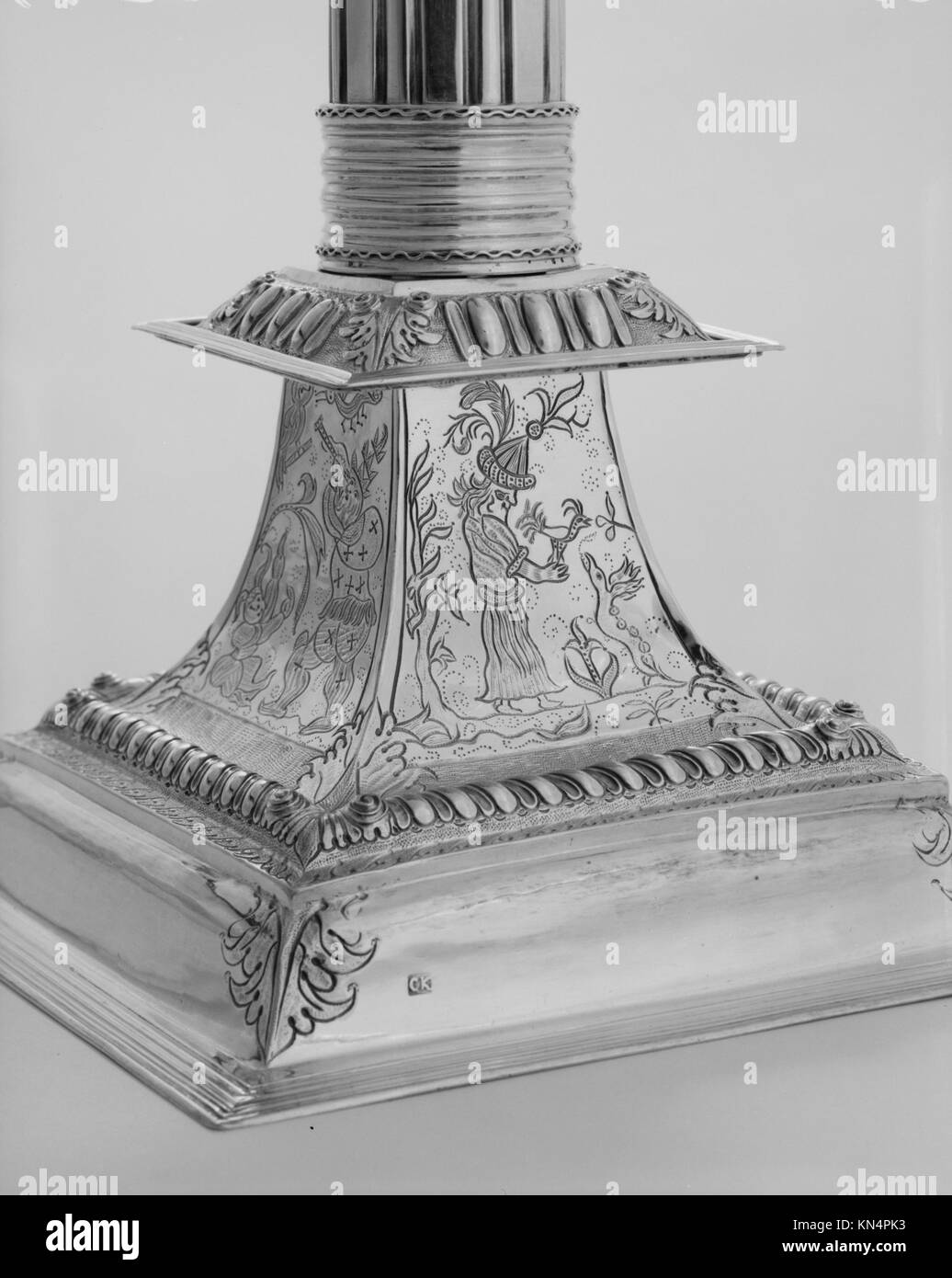 Candlestick MET 230430 1224 Erbauer: Cornelius Kierstede, 1674?ca. 1757, Candlestick, ca. 1705, Silber, insgesamt: 11 3/4 x 6 7/16 x 6 7/16 Zoll (29.8 x 16.4 x 16.4 cm); 26 oz. 2 Zeichnung (811.9 g) Kerzenhalter (ohne Bobeche): H. 11 1/4 Zoll (28.6 cm); 22 oz. 18 dwt. (712.9 g) Bobeche: 2 3/16 x 2 13/16 x 2 3/4 Zoll (5.6 x 7.1 x 7 cm) 4 Zeichnung (99 g). Das Metropolitan Museum of Art, New York. Schenkung von Frau Clermont L. Barnwell, 1964 (64.83a, b) Stockfoto