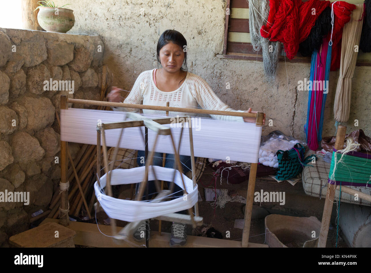 Südamerika Kultur - einer jungen indigenen Frau Weberei auf einem traditionellen Webstuhl, Cuenca, Ecuador Südamerika Stockfoto