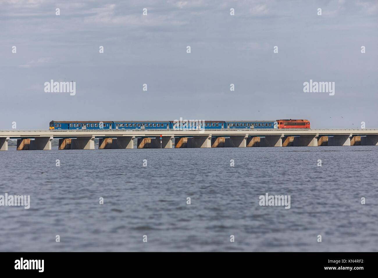 Zug über einem See Stockfoto