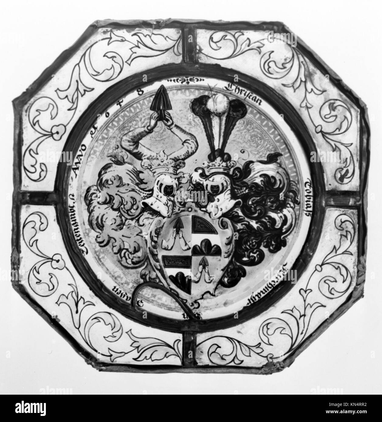 Eine Wappentafel mit heraldischen Symbolen, die Familienwappen, Wappen und historische kulturelle Identität veranschaulichen. Stockfoto