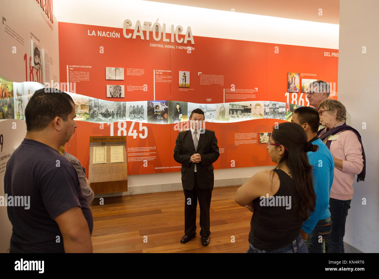 Quito, Ecuador - Touristen auf eine geführte Tour der Präsidentenpalast (Carondelet Palastes), Sitz der Regierung Gebäude, Quito, Ecuador, Südamerika Stockfoto