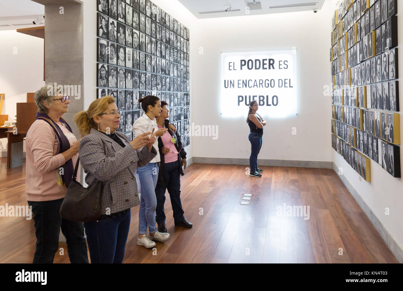 Quito, Ecuador - Touristen auf eine geführte Tour der Präsidentenpalast (Carondelet Palastes), Sitz der Regierung Gebäude, Quito, Ecuador, Südamerika Stockfoto