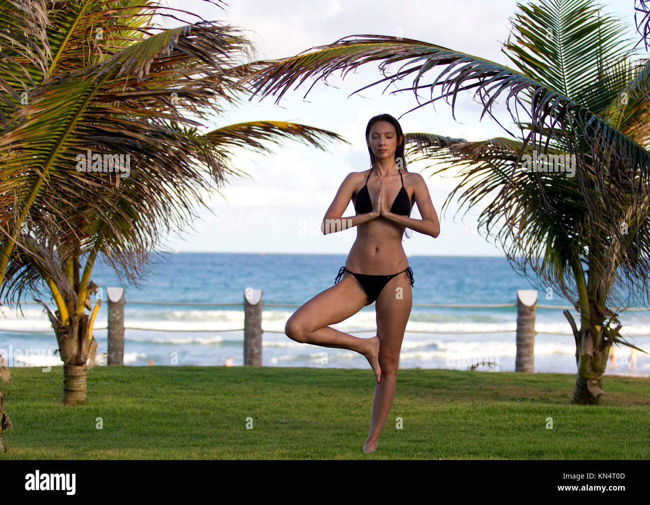Ein Modell Üben Yoga am Strand Stockfoto