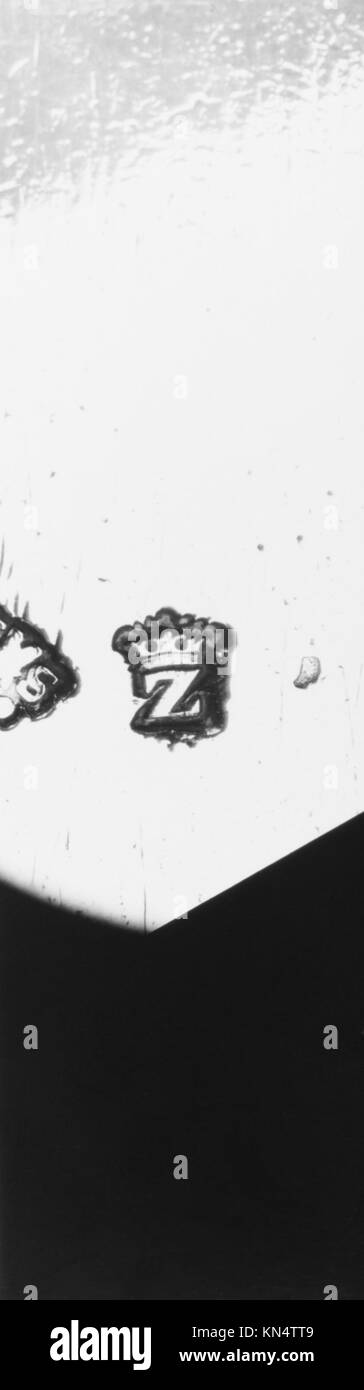 Eine Schüssel mit Deckel (écuelle) und Stand katalogisiert als MET 143032, erhalten als historisches Keramikartefakt, das Material und Handwerk zeigt. Stockfoto