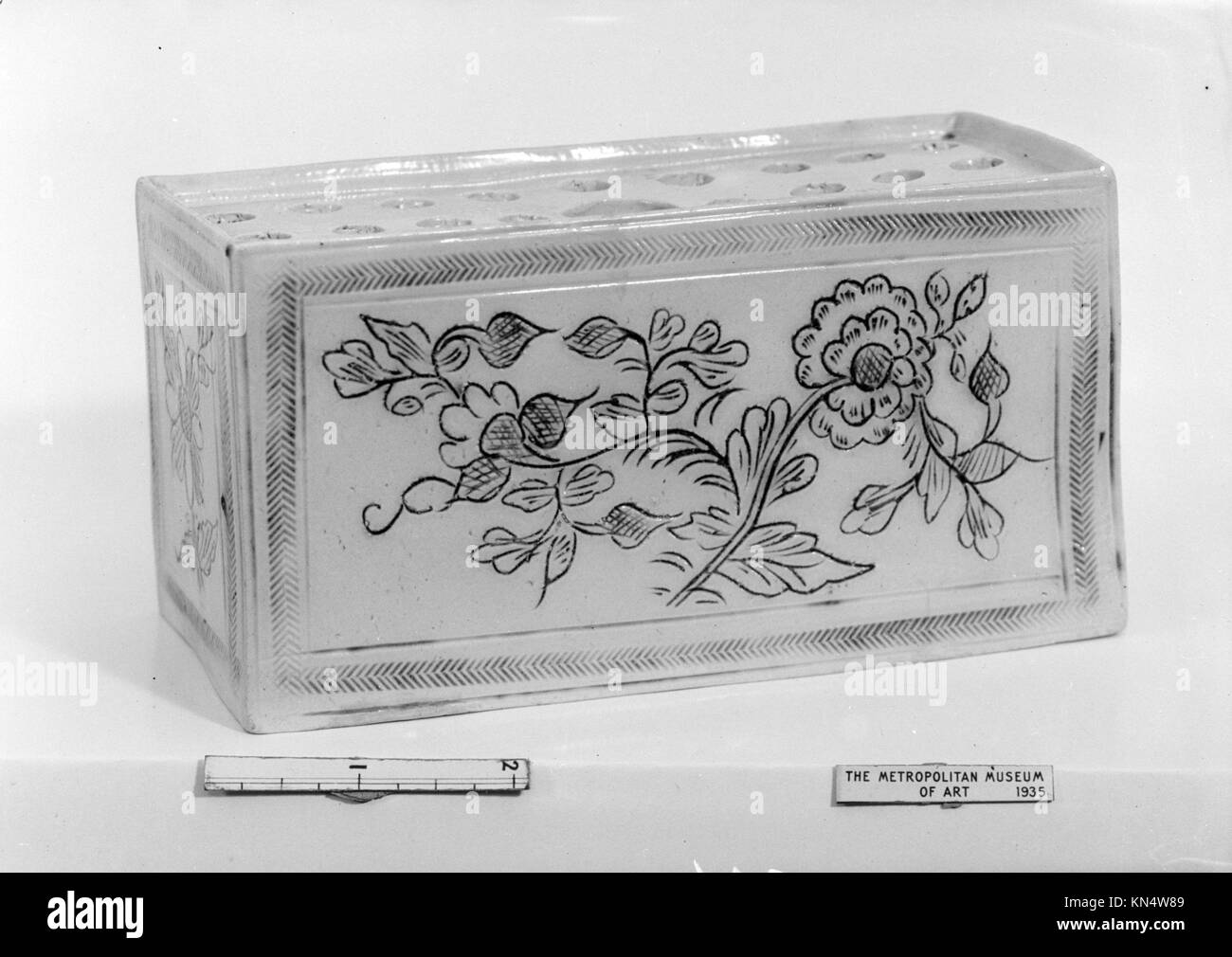 Ein Blumenständer mit dekorativem Stil, Blumenmotiven und funktionellem Design, das künstlerische Vorlieben und Handwerkskunst der historischen Zeit widerspiegelt. Stockfoto