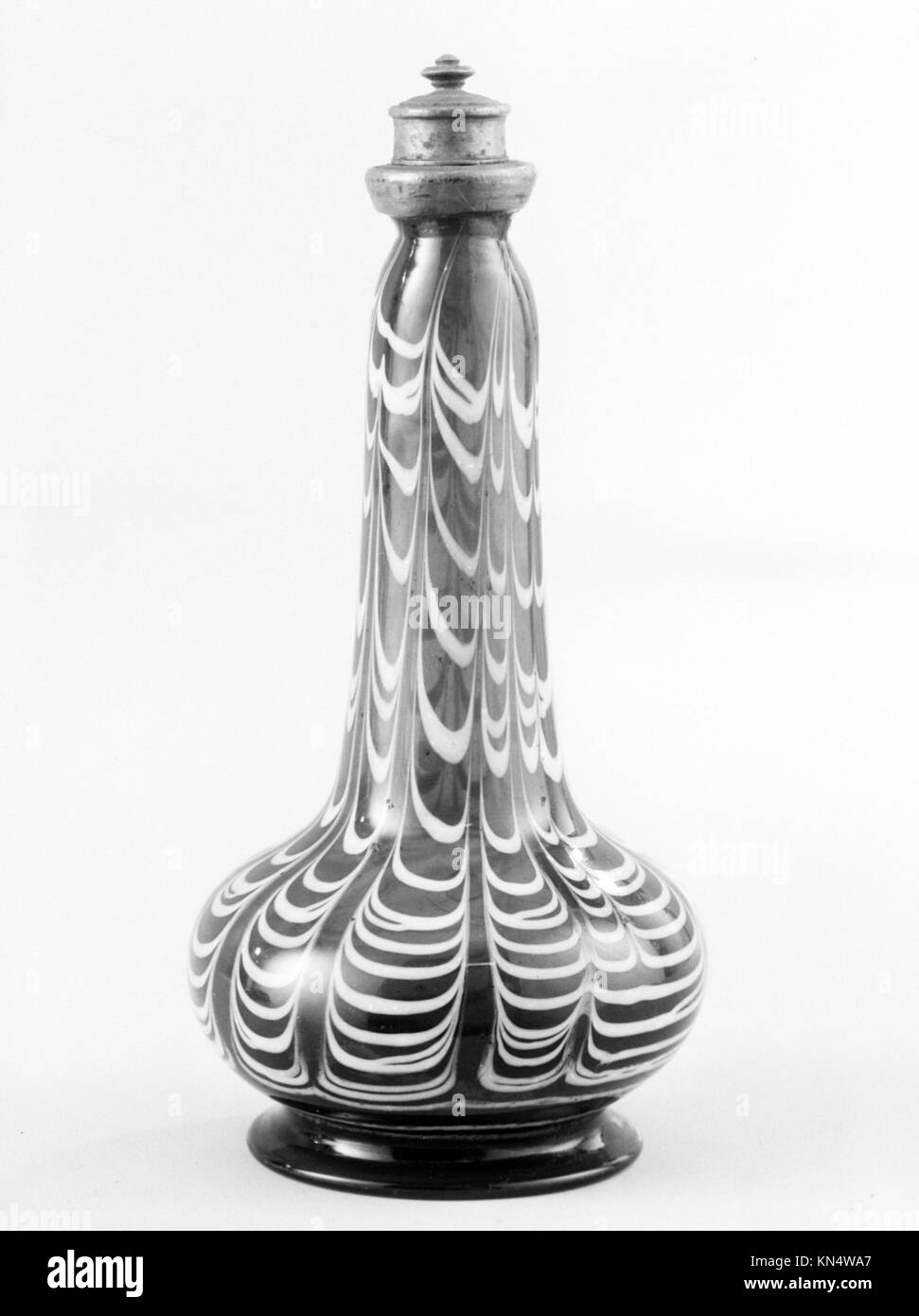 Bottle MET 119001 186432 Italienisch, Venedig oder Deutsch, Flasche, 17.?18. Jahrhundert, Glas, H. 6 1/4 Zoll (15.9 cm). Das Metropolitan Museum of Art, New York. Geschenk von Henry G. Marquand, 1883 (83.7.162) Stockfoto