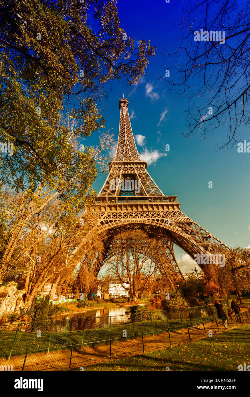 Spektakuläre Aussicht auf Tour Eiffel Struktur an einem schönen sonnigen Tag. Eiffelturm unter blauem Himmel, Paris. Stockfoto