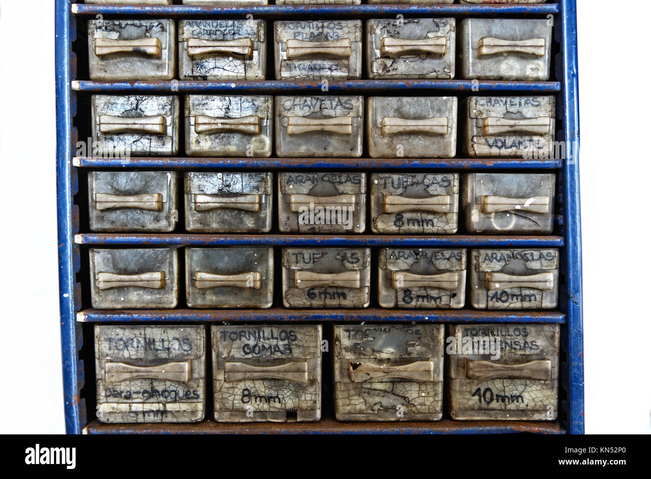 Schrauben in einem hängenden Kunststoffbox. Sehr alt und dreckig und Schubladen. Stockfoto