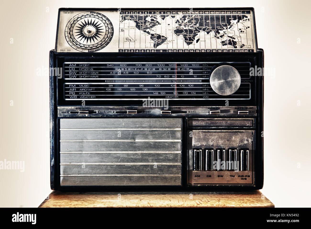 Alte internationale dial Radio über weißem Hintergrund, auf Holz- Oberfläche. Stockfoto