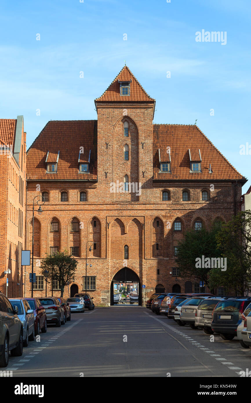 Autos auf der Szeroka-Straße und Kran (zuraw) Gate bei der Stadt (Altstadt) in Danzig, Polen, an einem sonnigen Tag. Stockfoto