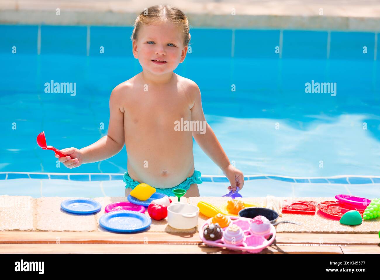 Kleinkind Kind Mädchen mit Essen spielen Spielzeug im Schwimmbad im Sommer  Urlaub Stockfotografie - Alamy