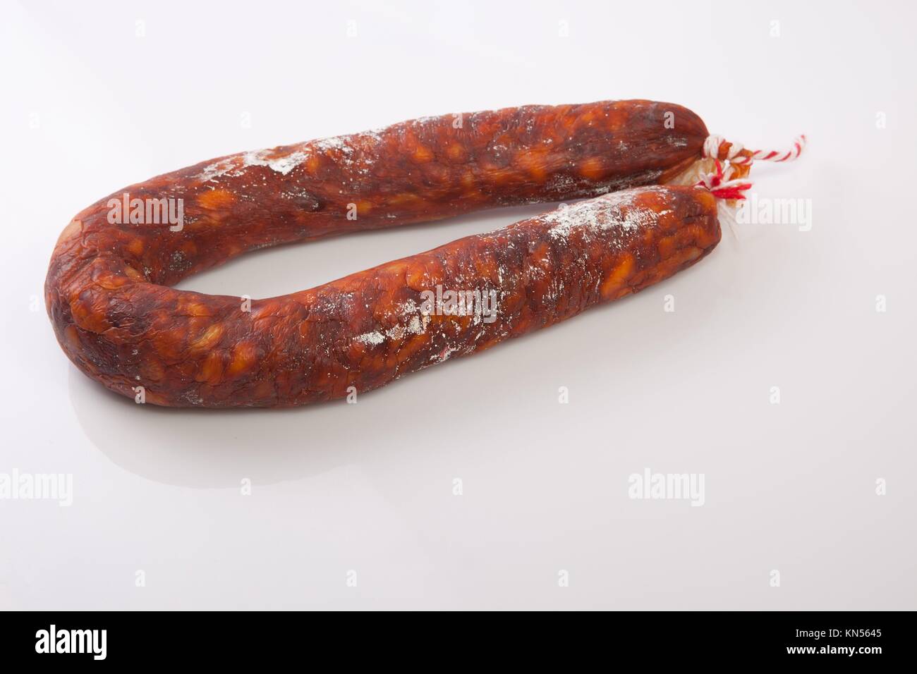 Red spanische Chorizo Wurst. Auf weissem Hintergrund. Stockfoto