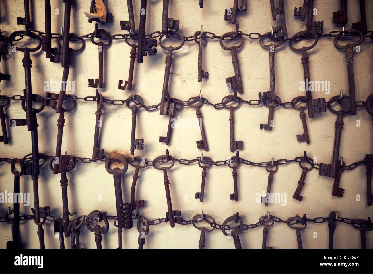 Gruppe der alten Schlüssel an eine Wand hängen Stockfotografie - Alamy