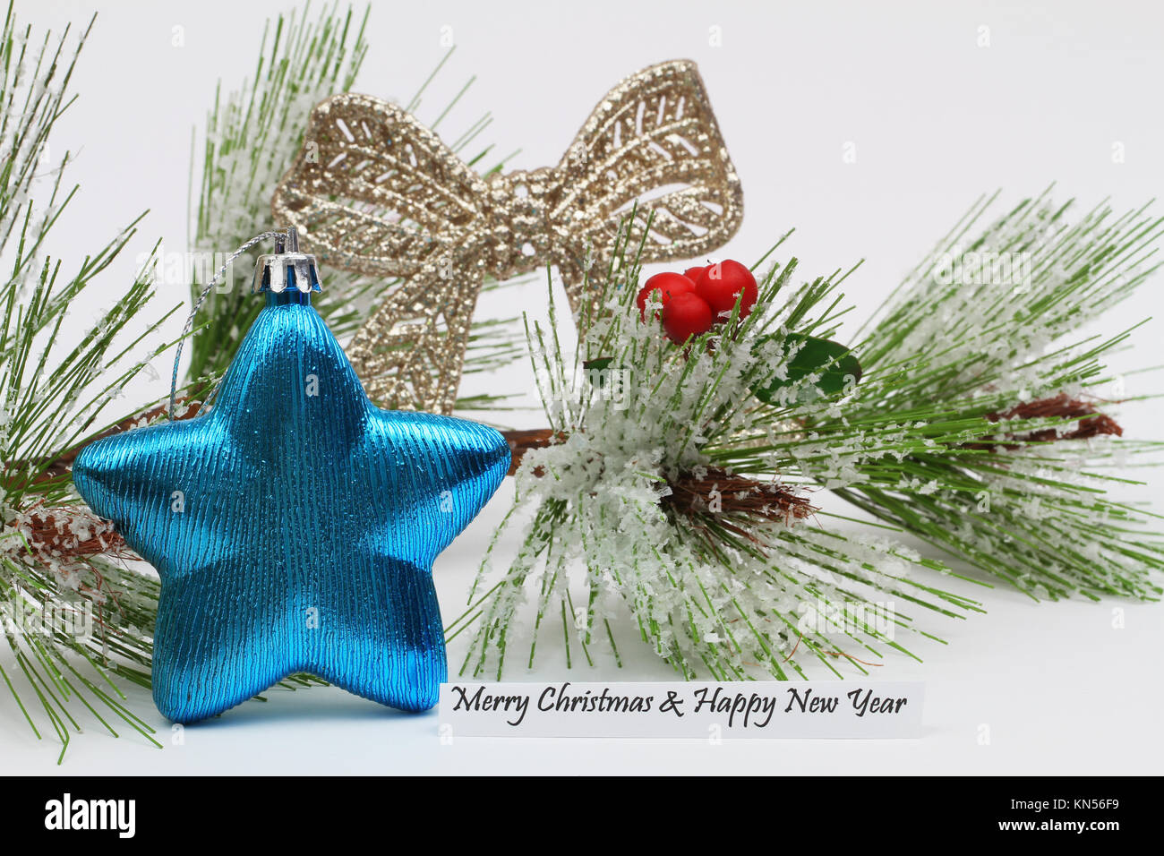Frohe Weihnachten und guten Rutsch ins Neue Jahr Karte mit Weihnachtsschmuck und Kiefer im Schnee Stockfoto