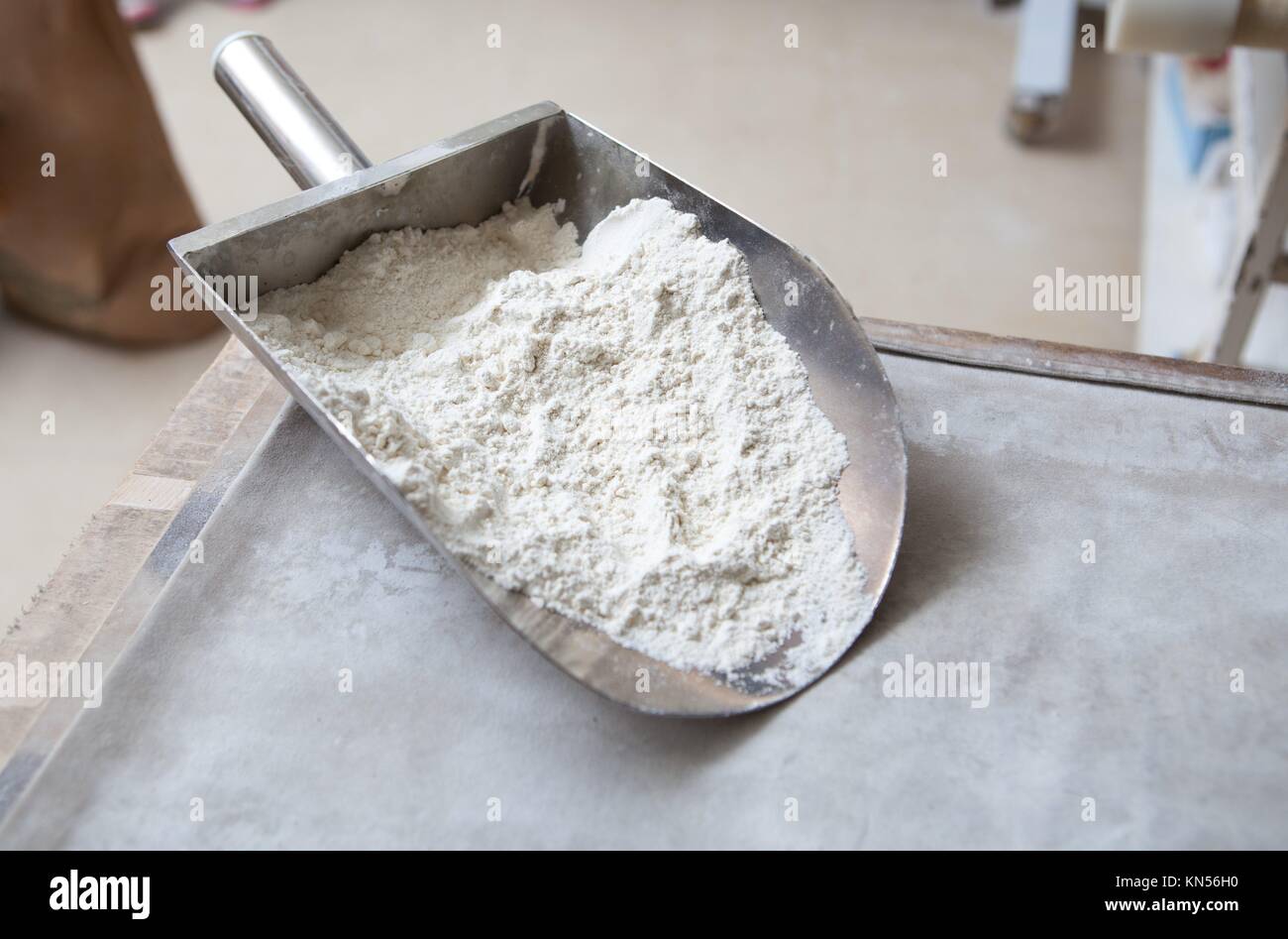 Metall Schaufel voller Mehl in die Backstube. Fertigung der spanischen Brot. Stockfoto