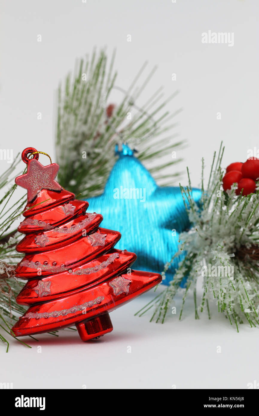 Rote Christbaumkugel in Form von Weihnachtsbaum und anderen Weihnachtsschmuck Stockfoto