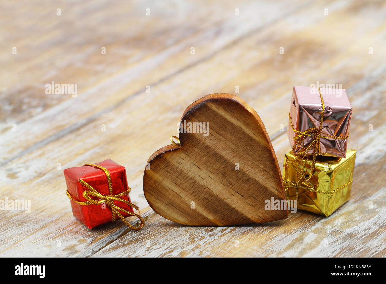 Holz- Herzen und glänzend Weihnachten Geschenke auf Holz- Oberfläche mit Kopie Raum Stockfoto