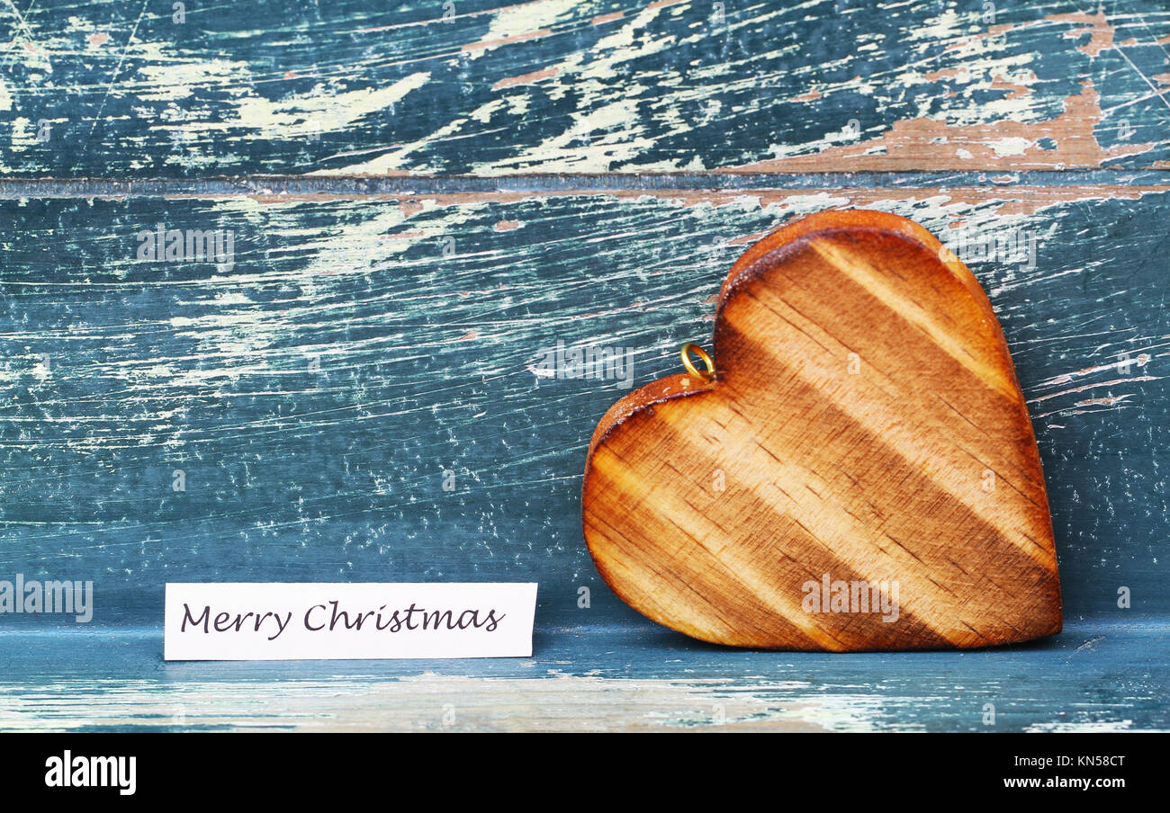 Weihnachtskarte mit Holz Herz auf rustikale Oberfläche Stockfotografie - Alamy