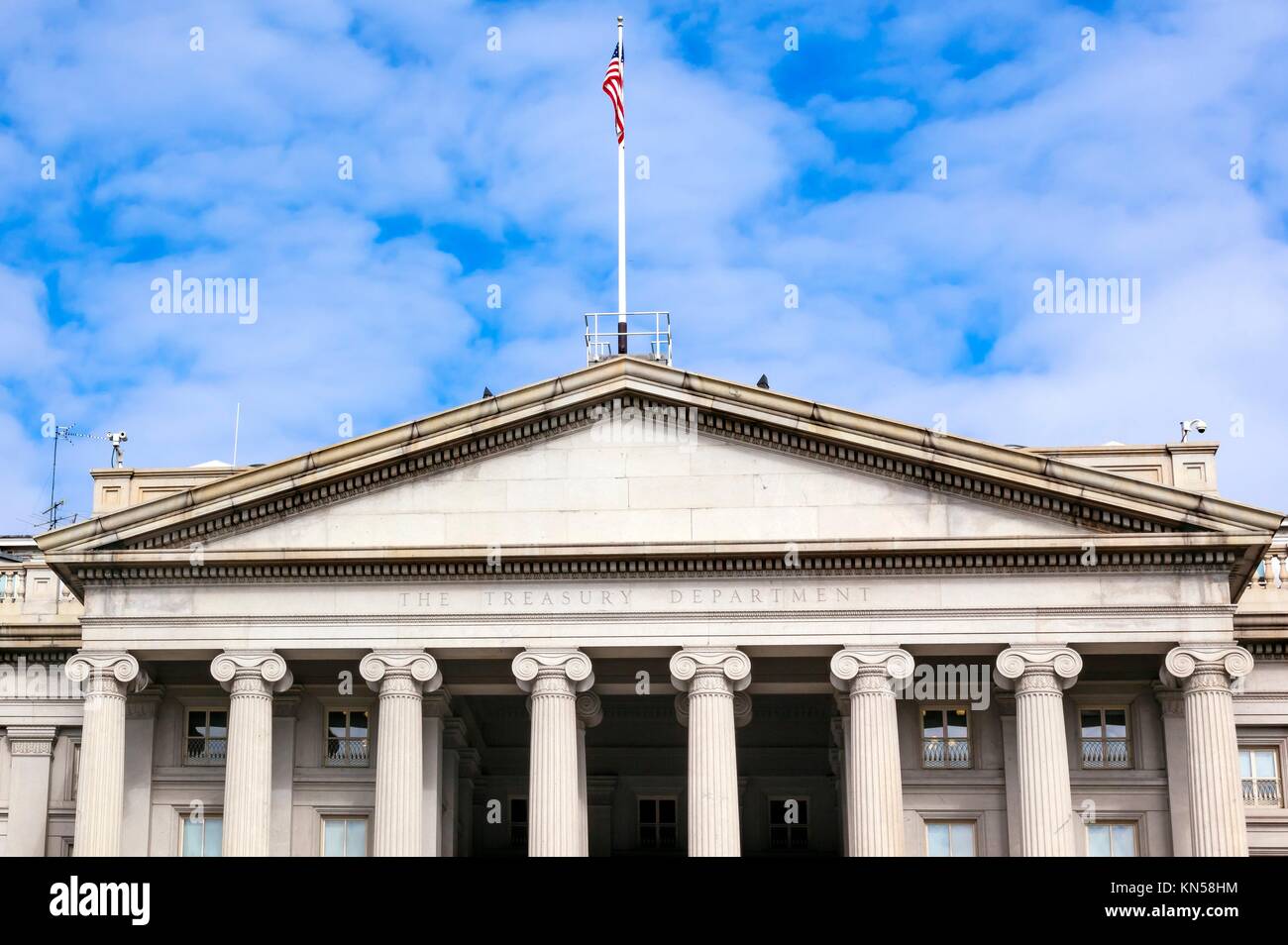US Treasury Department der vorderen Säulen und Flagge Pennsylvania Ave, Washington DC. Der Schatzkammer befindet sich neben dem Weißen Haus entfernt, weil Präsident Stockfoto