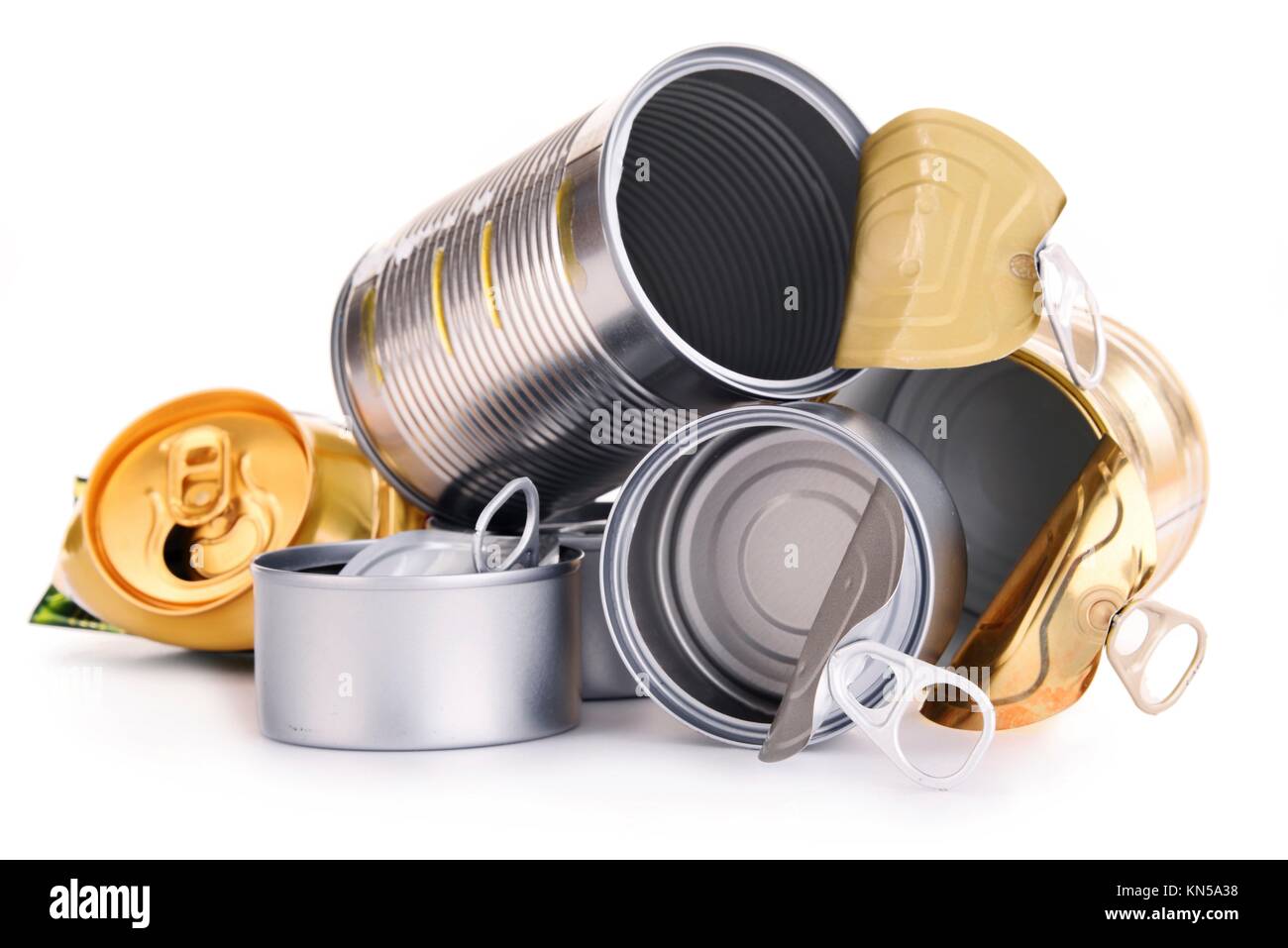 Recyclingfähigen Müll, bestehend aus Dosen aus Metall auf weißem ...