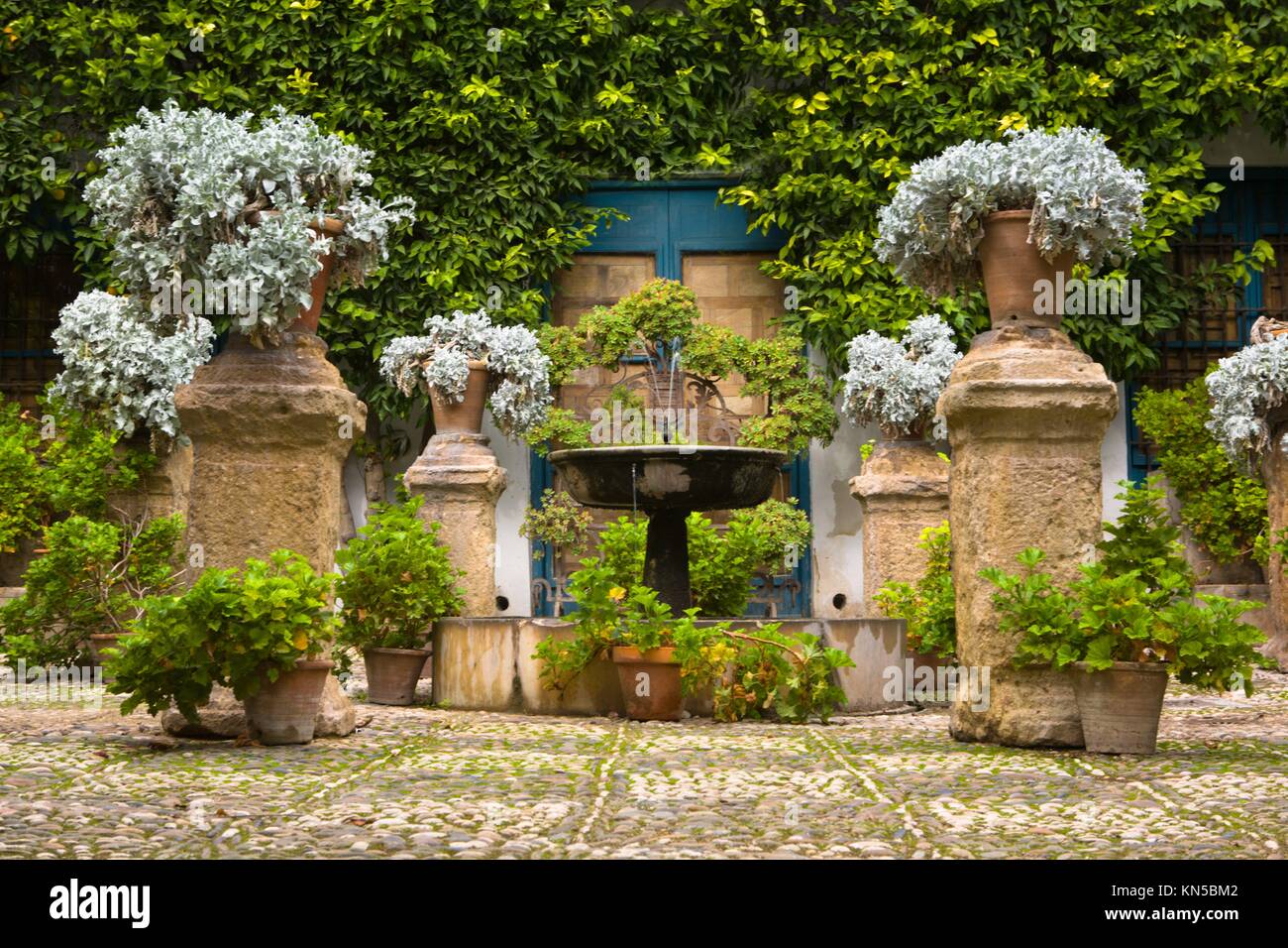 Garten im Innenhof eines typischen Hauses in Cordoba, Spanien. Stockfoto