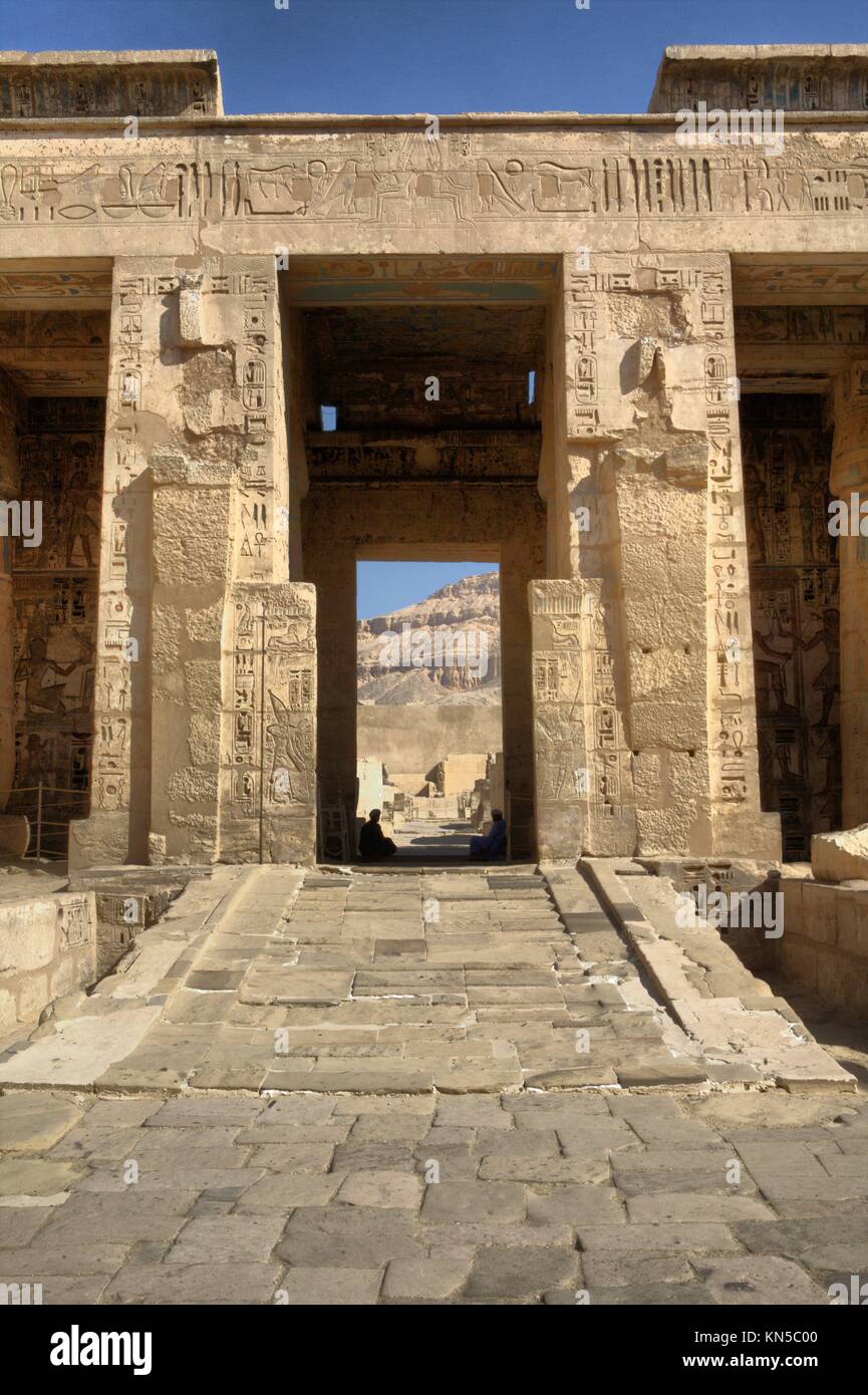 Tempel von Medinet Habu, zu Ramses III. gewidmet, auf dem Westufer des Nils bei Luxor, Ägypten. Stockfoto