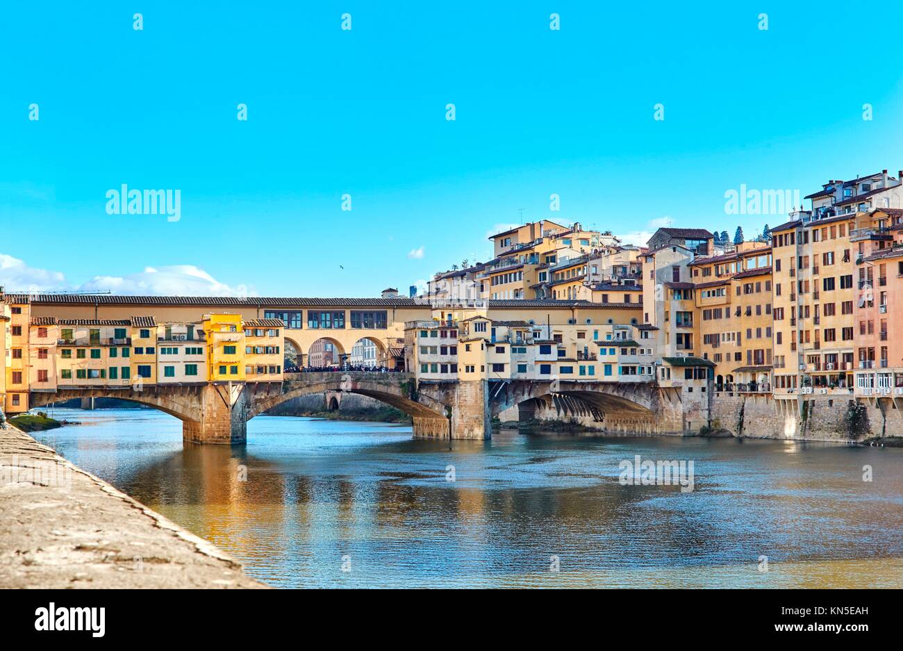 Ponte Vecchio, Arno - Florenz. Stockfoto
