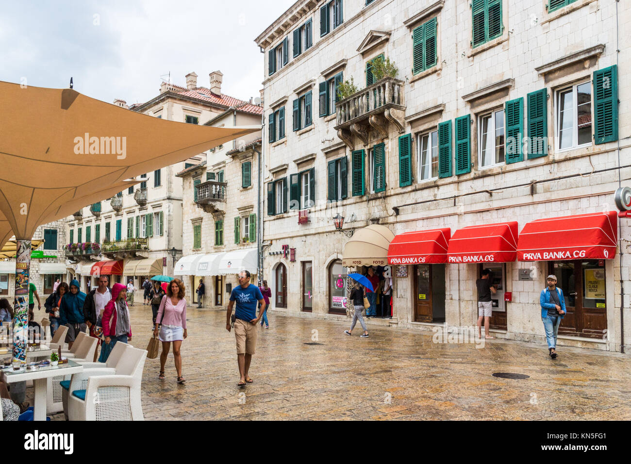 Touristen mit Sonnenschirmen im Regen, Kotor, Montenegro Stockfoto